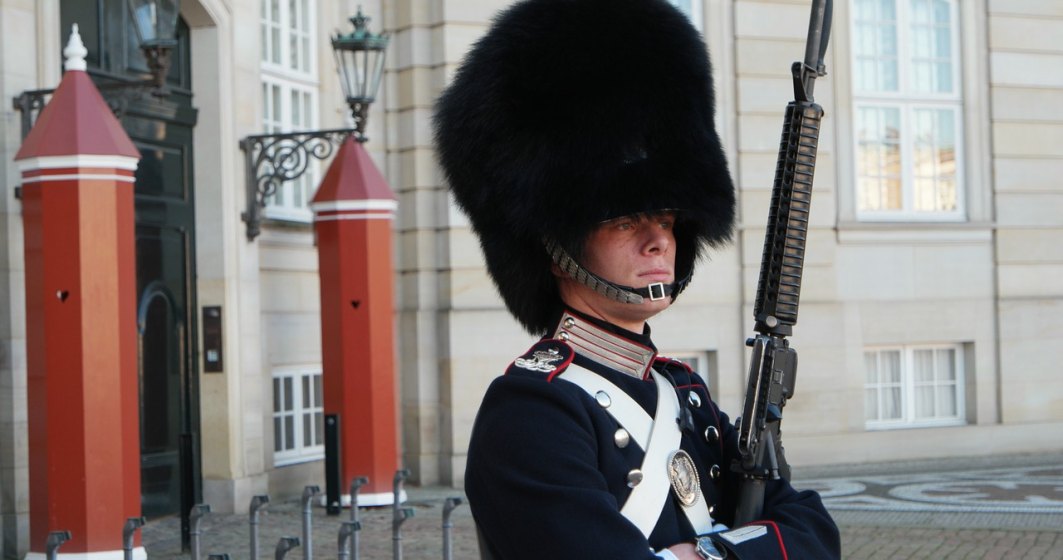 Gărzile Reginei nu vor purta căciuli din blană artificială: Nu îndeplinesc standardul necesar pentru ceremonii