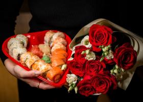 De 8 martie, românii se răsfață cu sushi și flori. Lalelele, trandafirii și...