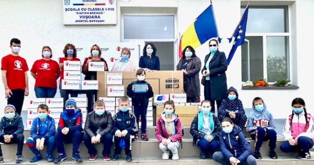 O școală din județul Botoșani în care niciun elev nu avea acces la cursuri online a primit tablete și laptopuri din partea Salvați Copiii România