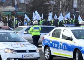 VIDEO | Sute de poliţişti au plecat în marş prin București către ministere