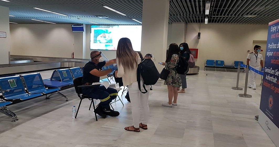 MAE: Pasagerii care sosesc pe aeroporturi în Grecia dinspre România şi Bulgaria trebuie să prezinte un test negativ COVID-19
