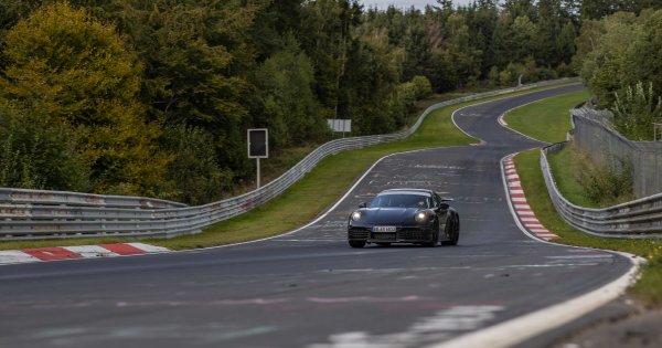 Porsche este gata să lanseze primul 911 cu motor hibrid. Când va ajunge în...