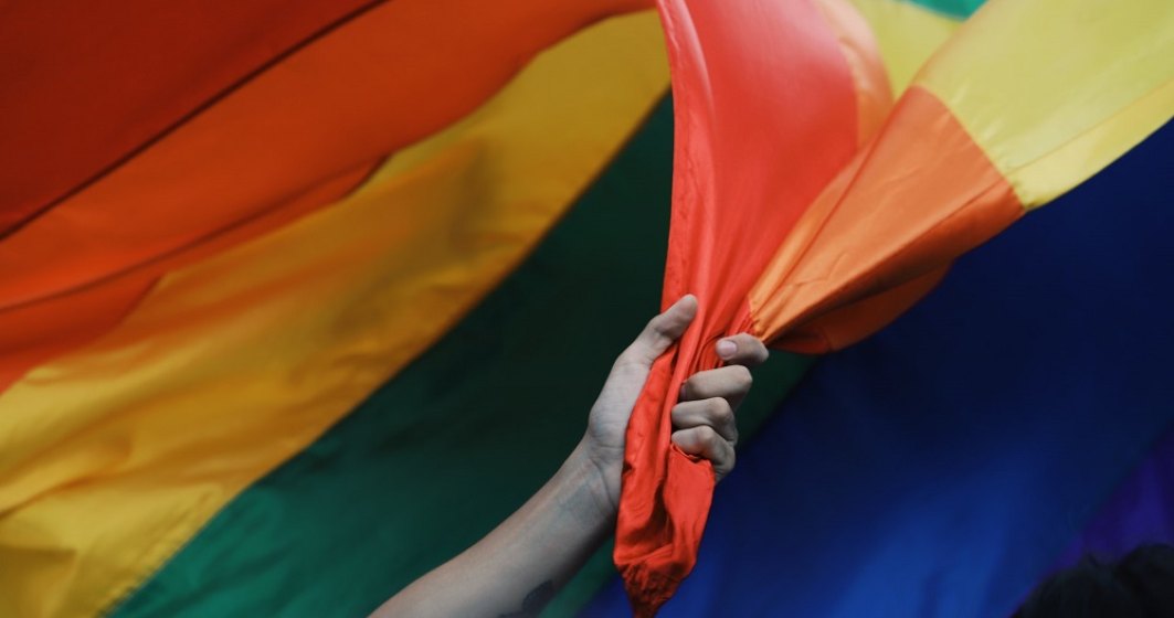 Comunitatea LGBTQ+ rămasă captivă în Afganistan. Talibanii: „Vă vom găsi noi, oriunde v-ați afla”