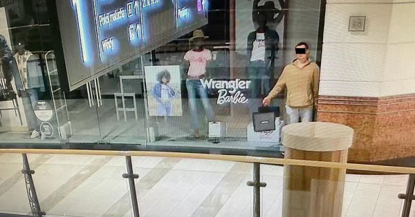 Un polonez s-a dat drept manechin într-o vitrină din mall, iar după ora...