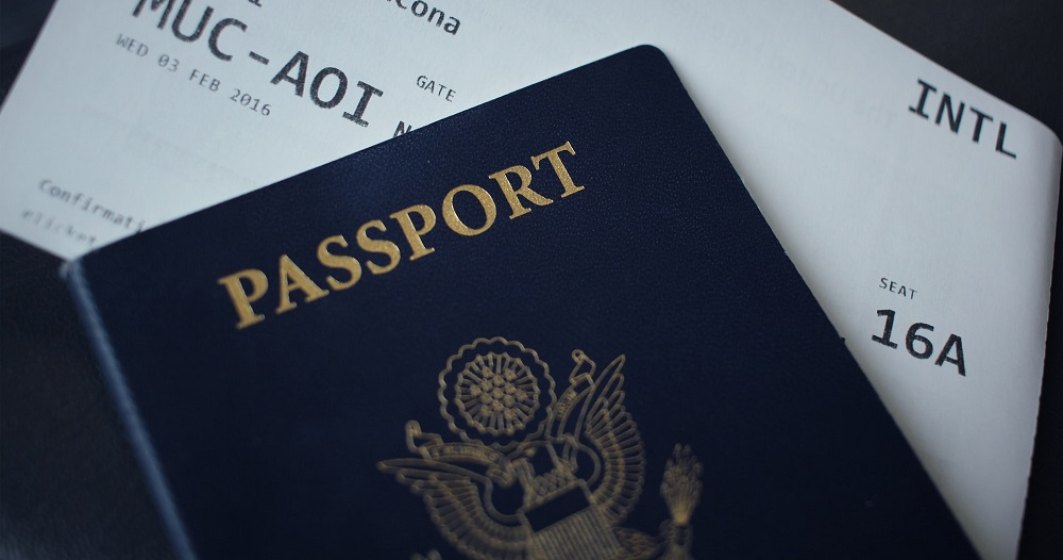 Refuzat la îmbarcare din cauza unei lacrimi căzute pe pașaport: O companie aeriană a stricat vacanța unei familii