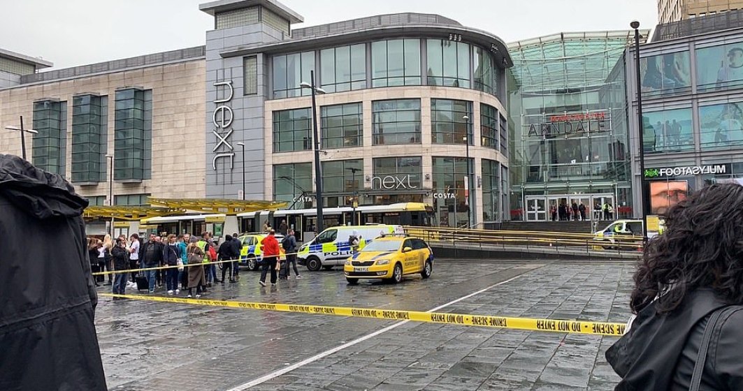 Cinci persoane au fost injunghiate, vineri, in centrul comercial Arndale, din Manchester