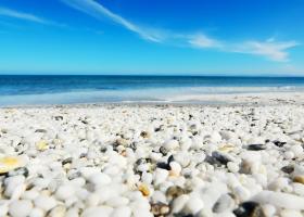 Un francez a fost arestat după ce a furat 41 kg de pietricele de pe o plajă...