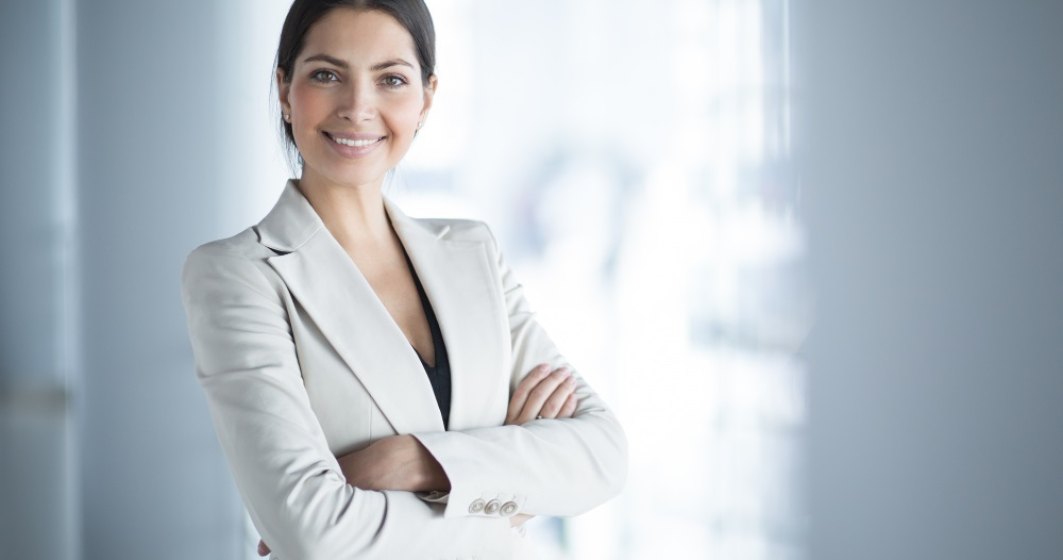 5 elemente cheie de care orice femeie trebuie să țină cont pentru a avea o ținută office impecabilă