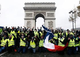 Revolte și greve masive în Franța din cauză că Macron vrea să crească vârsta...