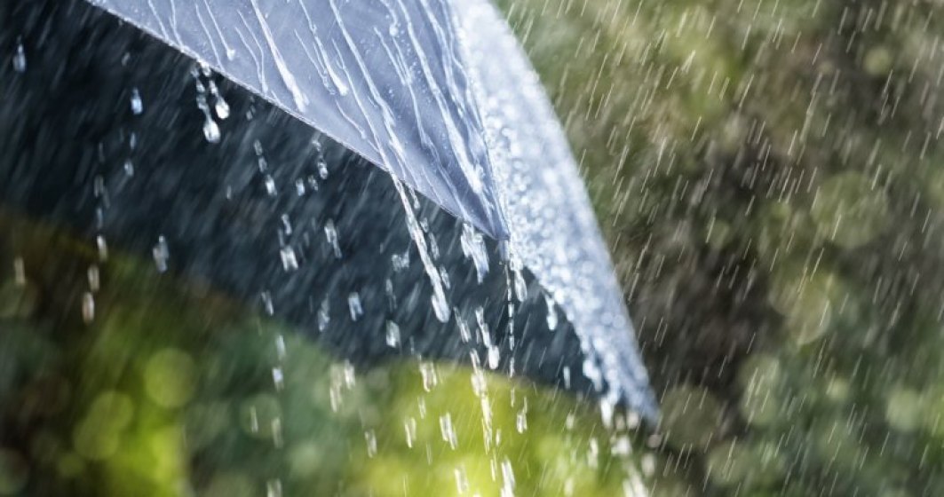 Meteorologii au prelungit codul portocaliu de ploi torențiale, vijelii și grindină