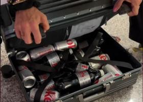 O vedetă din SUA a venit în vacanță în Europa cu o valiză de Diet Coke,...