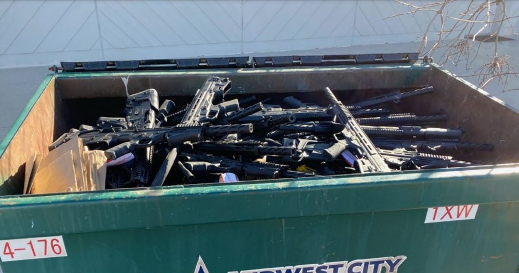 Magazin de arme a aruncat la gunoi aproape 250 de arme, iar multe erau funcționale
