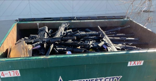 Un magazin de arme a aruncat la gunoi aproape 250 de arme, iar multe erau...
