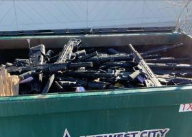 Un magazin de arme a aruncat la gunoi aproape 250 de arme, iar multe erau...