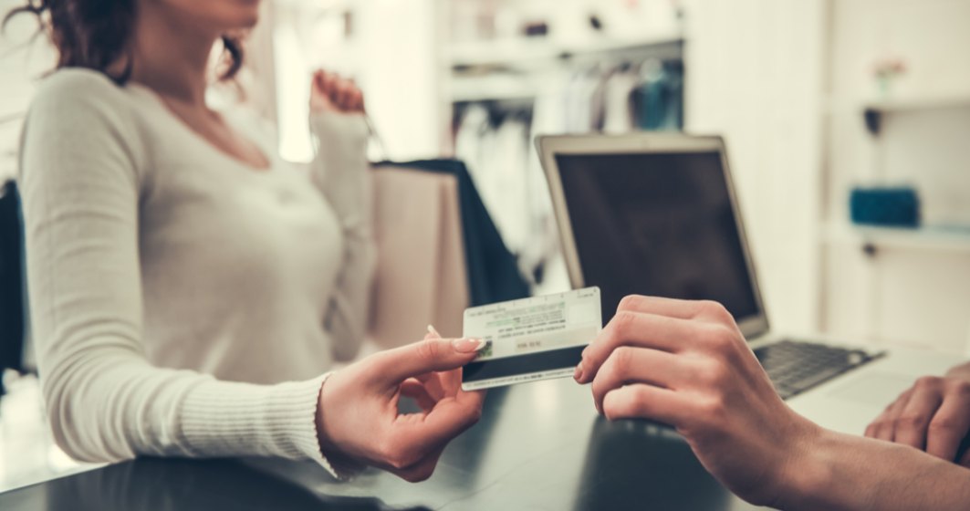 Studiu: Mulți plătitori cu cardul evită magazinele unde nu pot plăti contactless