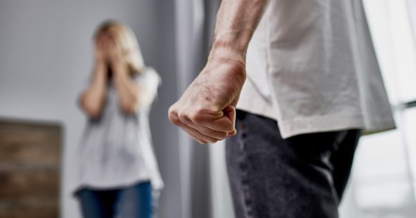 A crescut numărul cazurilor de violență domestică raportate în România:...