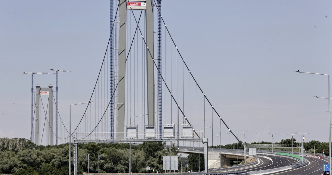 Deschiderea podului de la Brăila, amânată. Mai multe mașini au fost lăsate din greșeală să urce pe pod