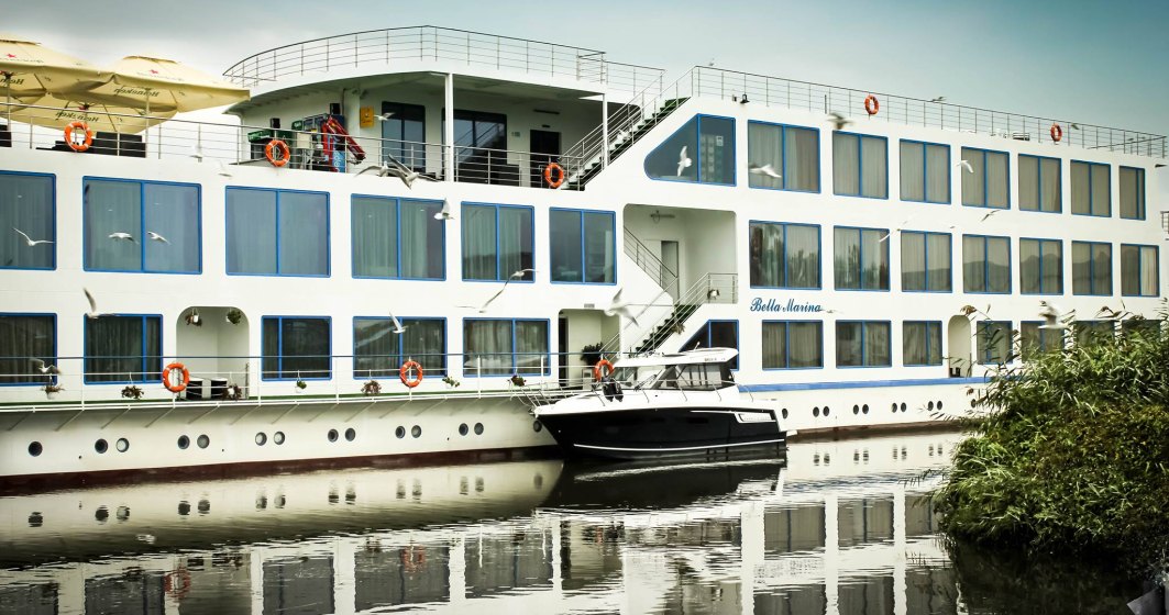 Cum arată „perla eșuată” a Deltei Dunării: Un hotel plutitor a fost scos la licitație de executori