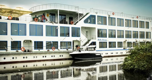 FOTO: Cum arată „perla eșuată” a Deltei Dunării: Un hotel plutitor a fost...
