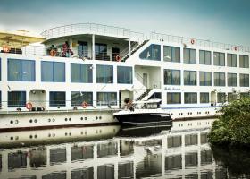 FOTO: Cum arată „perla eșuată” a Deltei Dunării: Un hotel plutitor a fost...