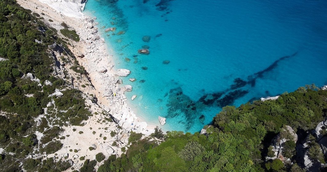 Ce amendă au primit turiștii care au luat nisip de pe plajele din Sardinia