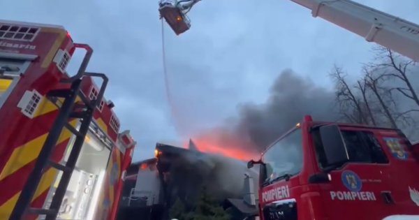 Incendiu la Taverna Racilor din Snagov. Focul a cuprins mansarda restaurantului