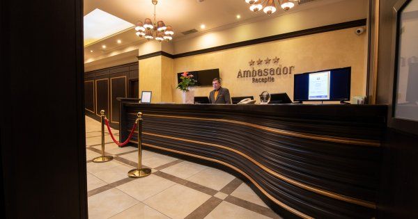 GALERIE FOTO | Hotelul Ambasador din Capitală are un nou proprietar! Hotelul...