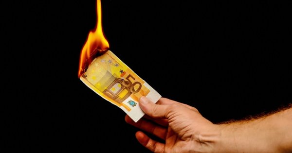 Banii, românii și frica. Psihoterapeut: Când oamenii au bani, parcă îi arde...