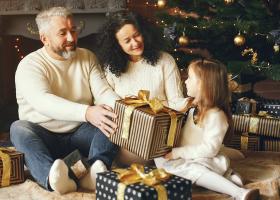 Ce buget au familiile din România pentru cadoul de Moș Crăciun și ce își...