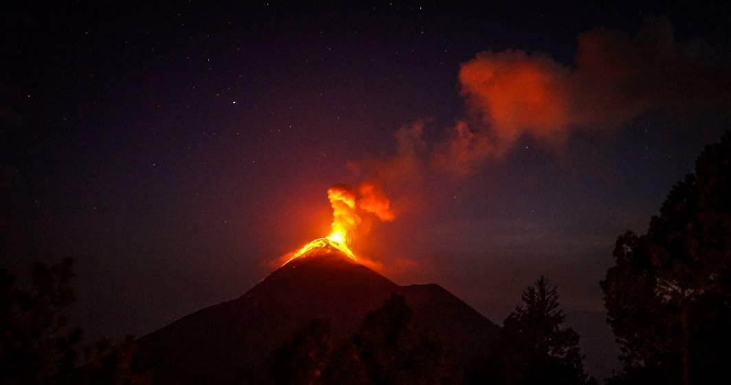 Sute de indonezieni şi-au părăsit locuinţele după ce un vulcan de pe insula Java a expulzat gaze fierbinţi