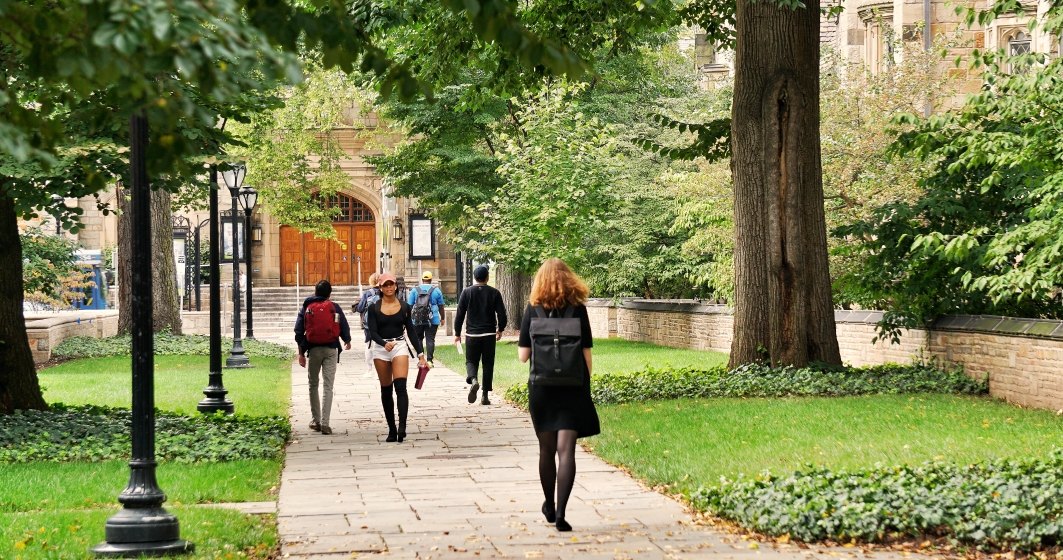 Universitatea Yale, acuzată că îi discriminează pe asiatici şi albi la admitere