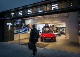 Anul 2023 este unul cu vânzări record pentru Tesla, dar Elon Musk a promis...