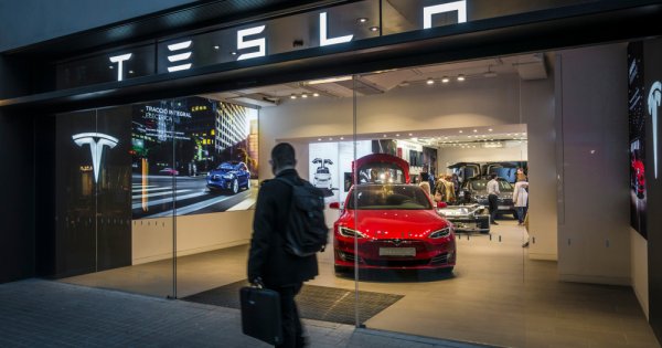 Anul 2023 este unul cu vânzări record pentru Tesla, dar Elon Musk a promis...