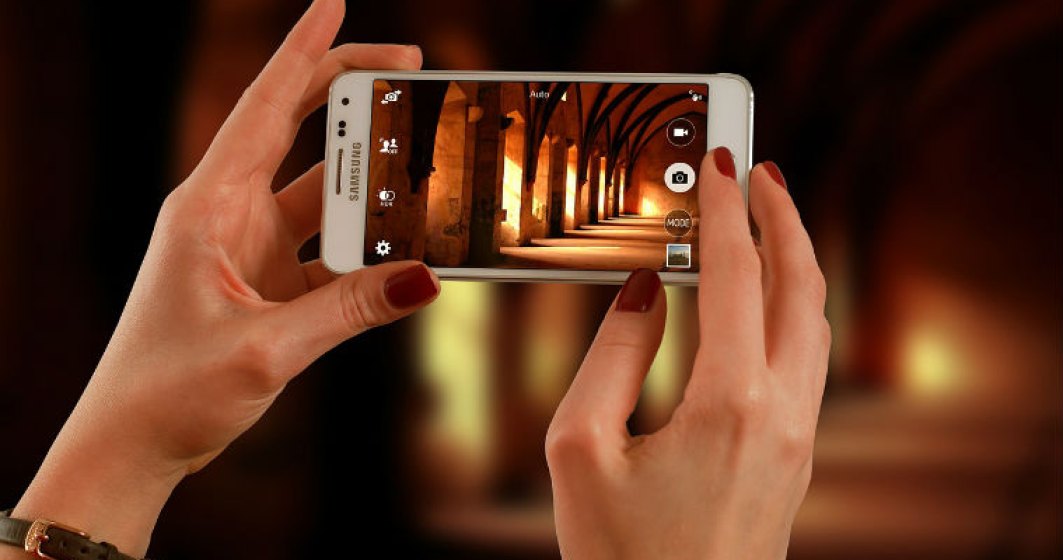 Samsung ar putea lansa doua telefoane cu ecrane care se indoaie