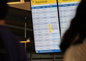 Zeci de zboruri anulate pe aeroportul Schiphol, din cauza ninsorilor....