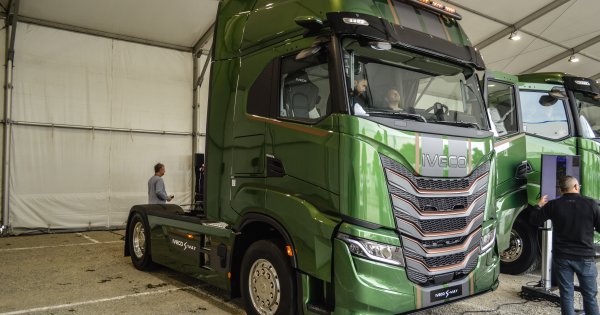 O companie importantă de logistică și transport achiziționează 100 camioane...