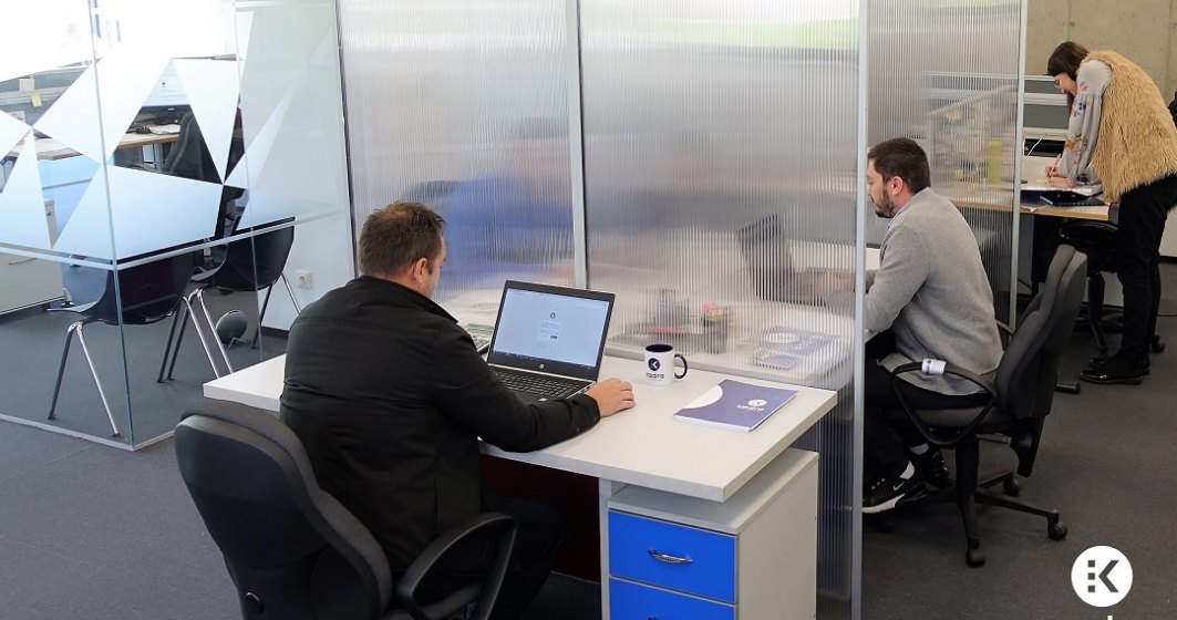 O companie românească scoate pe piață panouri separatoare antivirus pentru angajații din birouri