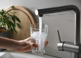 Studiu: Peste jumătate dintre români nu vor să bea apă de la robinet