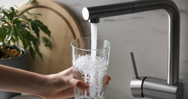 Studiu: Peste jumătate dintre români nu vor să bea apă de la robinet