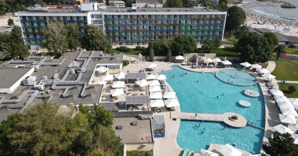 Peste 1.000 de camere în 7 hoteluri de top de pe litoral sunt disponibile...
