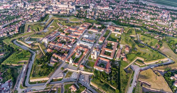 FOTO: Cum arată cetatea din România care a primit "Recenzia de aur - 2023"...