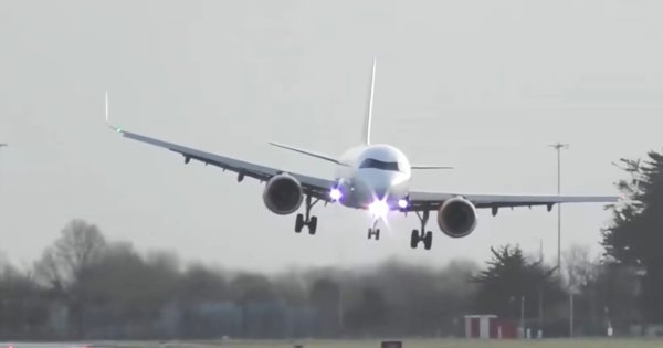VIDEO viral | Aterizare spectaculoasă în Dublin a unui avion HiSky, compania...