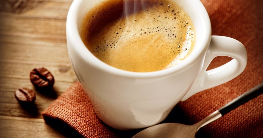 Ne "hrănim" cu cafea: un studiu de specialitate arată că unul din doi români bea aproape trei cafele pe zi