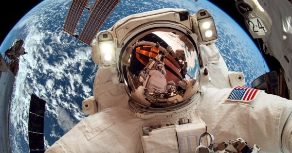Doi astronauţi au instalat noi panouri solare pe Staţia Spaţială Internaţională