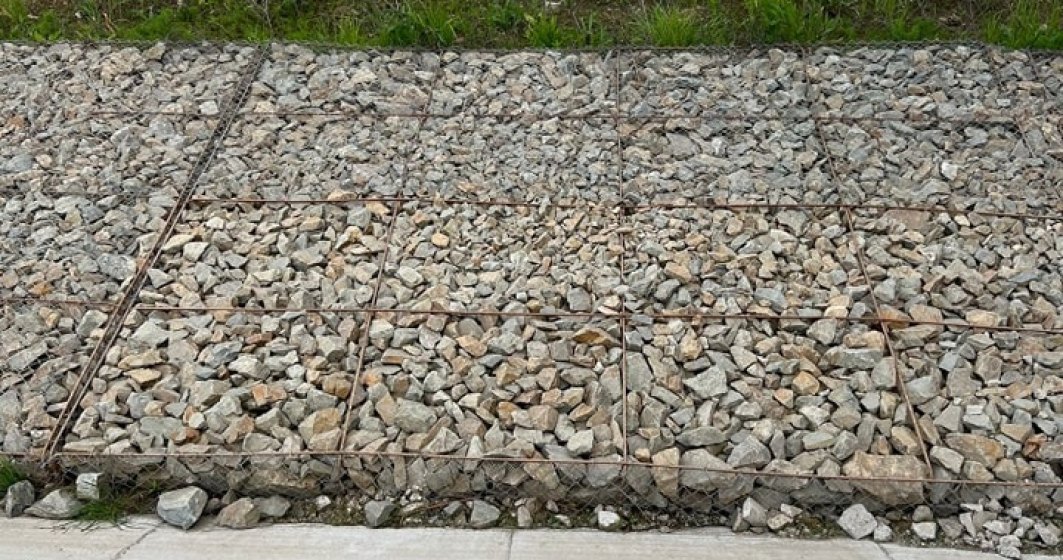 Ce mai fură românii: plasa de sârmă care susține pietrele de pe un drum național
