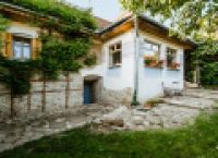 Poza 3 pentru galeria foto GALERIE FOTO | Ansamblu de case tradiționale, scos la vânzare lângă Viscri, satul în care are case regele Charles, la prețul de 495.000 euro