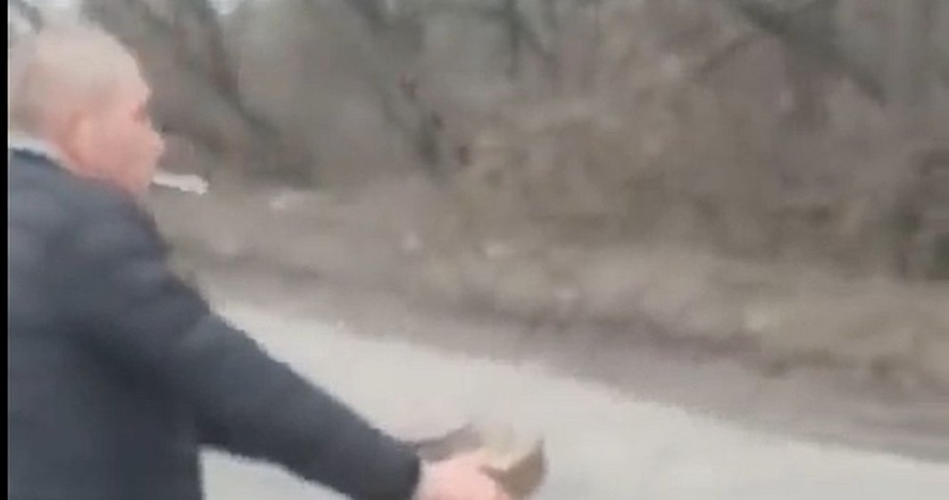 VIDEO Cum mută un ucrainean o mină antitanc? Cu țigara în gură