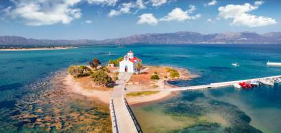 GALERIE FOTO: Insula Elafonisos, o bucată de pământ ruptă din Rai și adusă în...