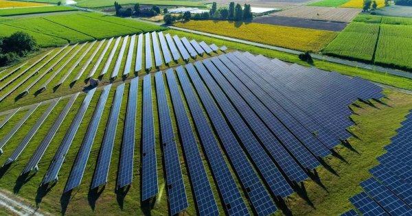 IEA: În 2023, investițiile în fotovoltaice le vor depăși pentru prima oară în...