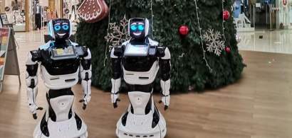FOTO  Cum arată roboții umanoizi care te întâmpină în mall
